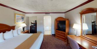 Red Arrow Inn & Suites - Montrose - Bedroom