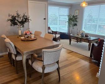 'The Light-House' Entire Home with Coastal Views - Devonport - Essbereich