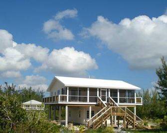 Sand Dollar Cove Cottages - Unit T/C On The Picuresque Beach - Cherokee Sound - Budynek