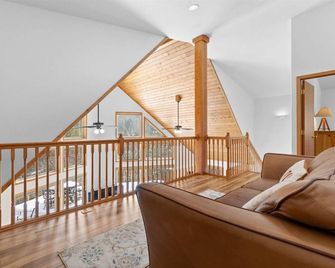 Cave Bay Escape - Stunning Lake Views, Deck, Boat Slip, Grill, Blackstone, and Fireplace, near CDA! - Worley - Sala de estar