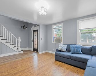 4 bedroom home near Downtown GR - Grand Rapids - Living room