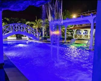 Imagínate en Esta Preciosa Villa con Piscina Privada - El Estrecho