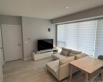 5 minutes to the Downtown Family-sized condo Restaurants and Bars.\n - Toronto - Living room
