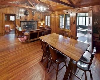 Creekside Knotty Pine 1930s Lodge on 575 Acre Forest Preserve - Milford - Essbereich