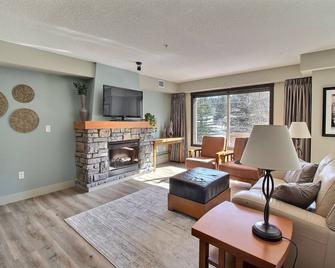 Beautiful South Facing 2bd/2bth Condo with Hot Tub and Gorgeous Mountain Views! - Dead Man's Flats - Living room