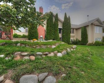 Private 4-bedroom Suite For The Delight Of Children And Adults Alike - Summerland - Outdoors view