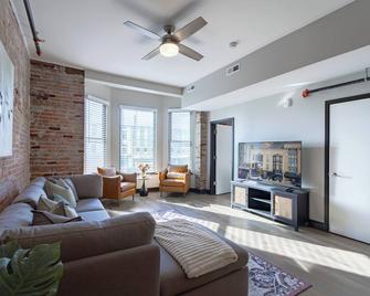 Modern 2-bedroom apartment in the middle of Downtown Janesville! - Janesville - Living room
