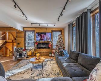 Pocono River front Home near Camelback Poconos - Bartonsville - Вітальня