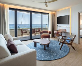 Marina Bay Riviera Hotel, Curio Collection by Hilton - Villeneuve-Loubet - Ložnice