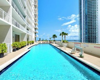 Fantastic 2BR Condo on 31st Floor Free Parking - Miami - Pool