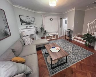 Brooklyn row house. Quiet Street. Close to waterfront, ferry, subways & bus. - Brooklyn - Salon