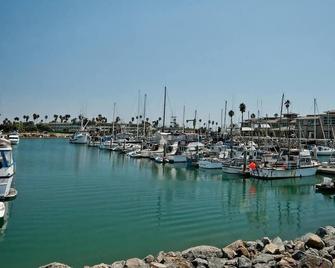 2 Bed/2 bath Townhome + Den/ Min to beach/1 hr -LA, 30 mi to SB! - Oxnard - Outdoor view