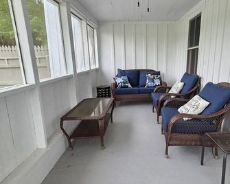 Charming 2-bedroom farmhouse 15 min drive to Pigeon Forge! Rv/Trailer Parking - Seymour - Sala de estar