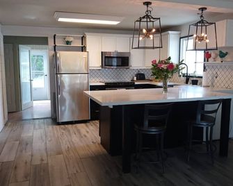 Cute and relaxing cottage on the lake - Orillia - Kitchen