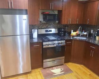 5 minutes from JFK, near local hospitals, and schools fully furnished Corporate - קווינס - מטבח