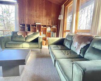 Beautiful Swiss Chalet w/ giant deck space & pristine property - 1.5hrs from NYC - Dingmans Ferry - Living room
