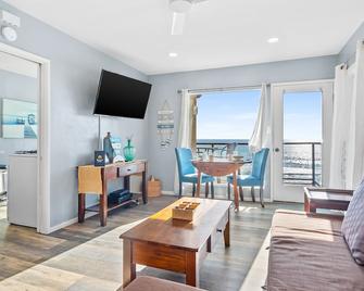 Gorgeous beach retreat with deck & patio - great location - Carlsbad - Living room