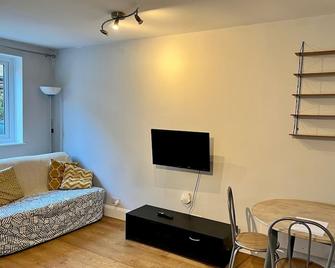 Pass the Keys Charming Guest House in St Albans with Parking - St. Albans - Living room