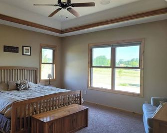 Short Drive to EAA - Spacious 5-bedroom house in brilliant Neenah with WiFi, AC - Neenah - Спальня