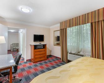 Quality Inn & Suites Oceanside Near Camp Pendleton - Oceanside - Bedroom