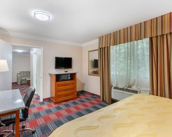 Quality Inn & Suites Oceanside Near Camp Pendleton - אושנסייד - חדר שינה