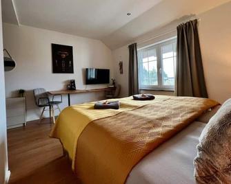 Komfortables Doppelzimmer in Kehl Goldscheuer - 1A Guesthouse - Kehl - Bedroom