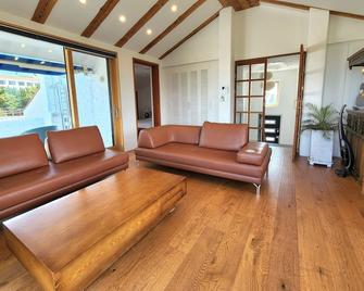 Palm Tree Hill Villa - Seogwipo - Living room