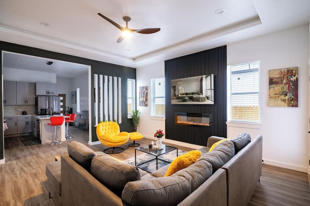 Contemporary Comfort Modern Home - דאלאס - סלון