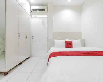 RedDoorz near Pancoran - Jakarta - Schlafzimmer