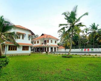 Water's Edge Villas, Luxury Backwater Luxury Hotel - Champakulam - Edificio