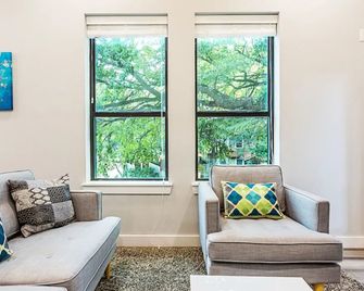 Montrose Guesthouse Suites - Houston - Living room