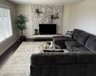 Silver Oak Retreat | Luxe Stay - Lister - Living room