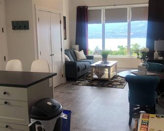 New Beautiful Lakeview Ground Level private suite in beautiful upper Kelowna - Kelowna - Salon