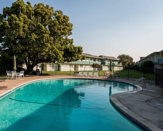 Coral Reef Inn & Condo Suites - Alameda - Pool
