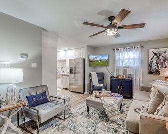 Riverfront! Shenandoah River! Sleeps 4! New Hot Tub - Front Royal - Living room