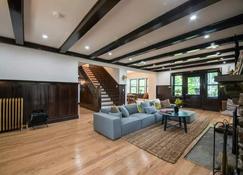 Incredible Ranch in the Woods - Lake View - Peace and Luxury! - Monroe - Living room