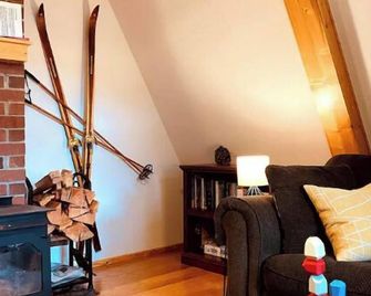 Tilted Timbers Cabin - Hot Tub - wifi - Ashford - Living room