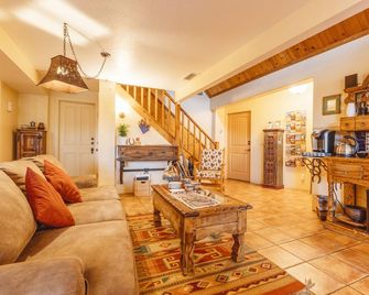 ذا إن آت ثاندر ماونتن - سيدونا - غرفة معيشة