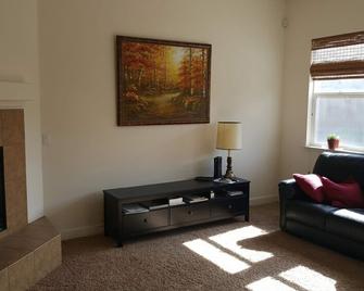 Comfort and Style Full bed shared bathroom - Vacaville - Living room