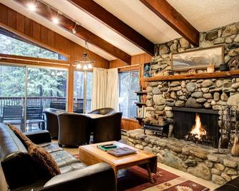 12B Star Gazers - Wawona - Living room