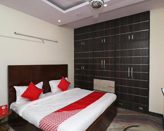 OYO 49758 Hotel Royal Harbour - Haldia - Bedroom