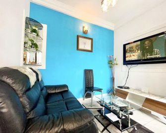 1 Bed Studio Sleeps 2 - Canal Views Balcony Wifi - Douala - Sala