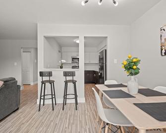 Spacious Haven 2-Bedroom Rochester Hills - Rochester Hills - Dining room