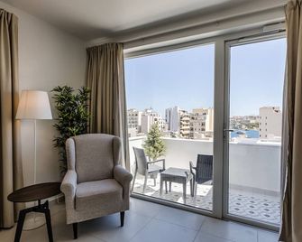 Two Pillows Boutique Hostel - סליאמה - מרפסת