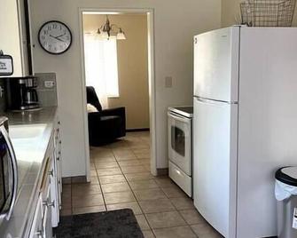 Spacious 3-Bedroom with fast internet and 65\' TV - Hanford