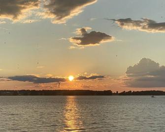 Great Sunsets/Waterfront Cottage!! Amazing Sunset Views! - Cape Vincent - Outdoors view