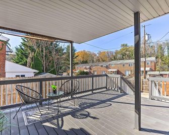 Chic Townhome w/ Deck: 6 Mi to Dtwn Baltimore - בולטימור - מרפסת