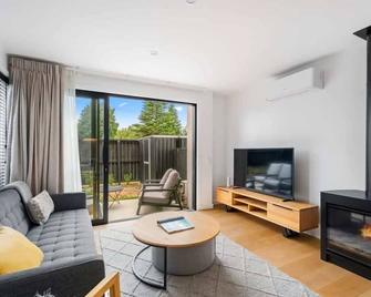 Adventure Riverside Retreat - Wanaka - Living room
