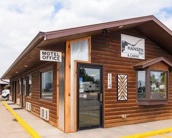 4-Hansen Inn & Cabins, Room, Double Queen, Ground Floor, Dog Friendly, No Smoking - Wall - Gebäude