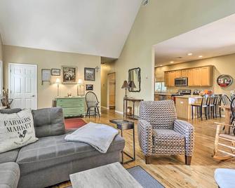 Pet-Friendly Grand Pine Bush Retreat on 2 Acres! - Pine Bush - Soggiorno